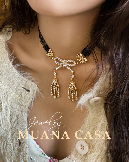 Glimmering Secret Choker