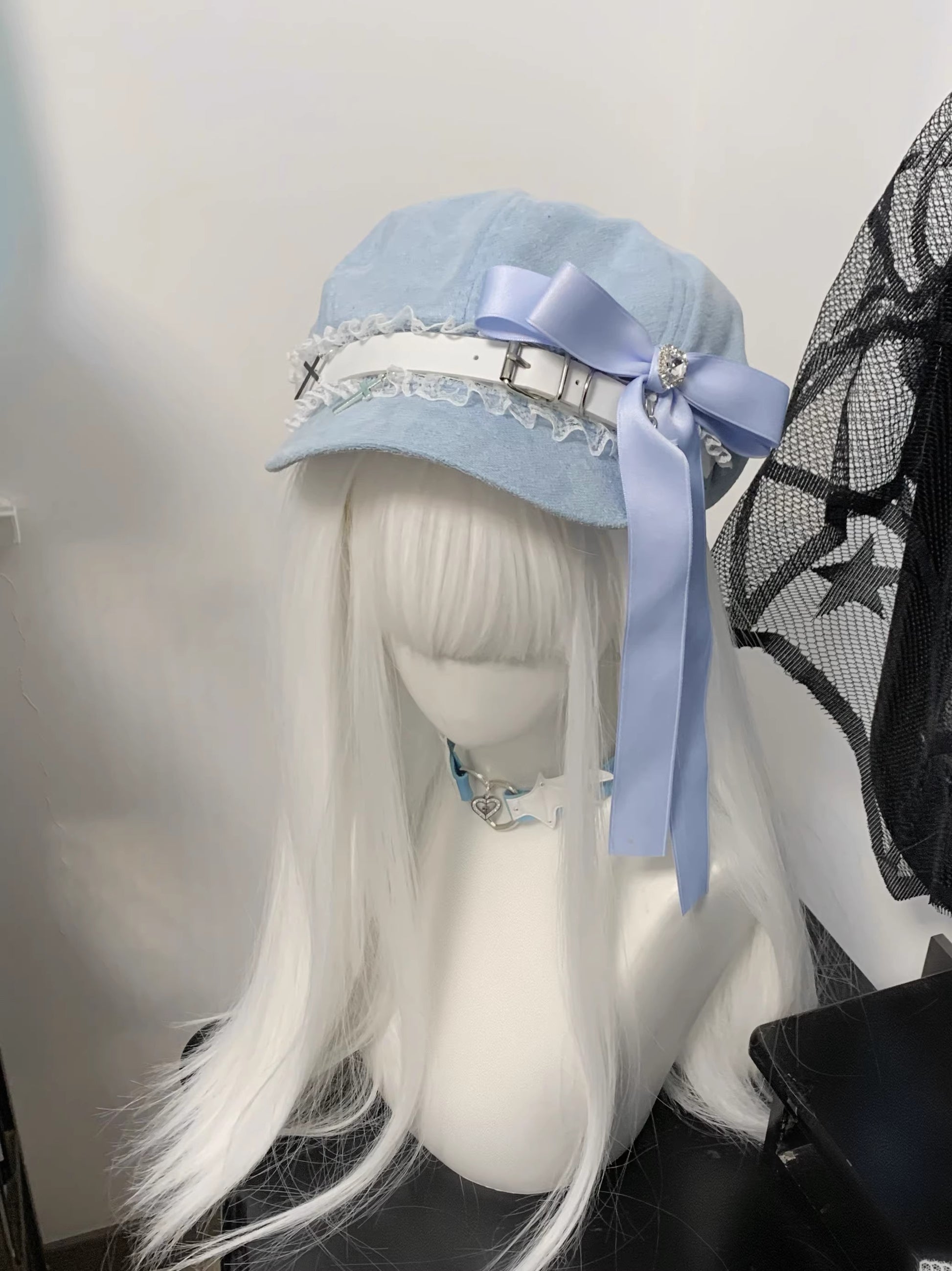 Mizuiro blue Ryousangata style newsboy cap with white lace, a light blue ribbon bow, and a heart-shaped diamond buckle.